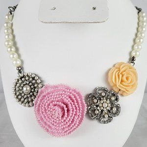 NWOT Pearl Flower Rhinestone Necklace